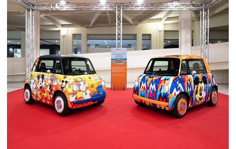 Im Stil von Micky Maus lackierte Fiat Topolino begrüßen Besucher im Shopping Centre in Turin